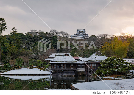 滋賀 彦根城 夕暮れの玄宮園と国宝天守 滋賀 彦根城 夕暮れの玄宮園と国宝天守 109049422