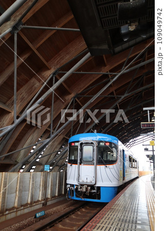 R高知駅のホーム　くじらドームに停車する土佐くろしお鉄道,  ごめん・なはり線の列車 109049742