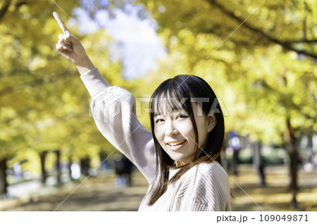 紅葉の公園を散策する若い女性 紅葉の公園を散策する若い女性 109049871