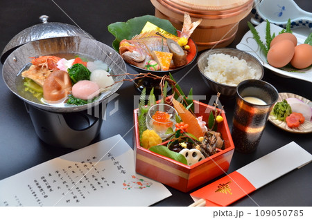 新年の正月に料亭で出されるお料理 109050785