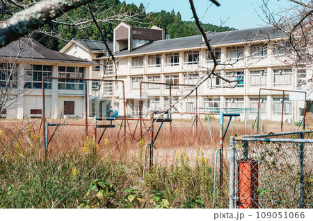 廃校になった地方の中学校 109051066