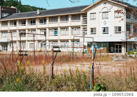 廃校になった地方の中学校 109051068