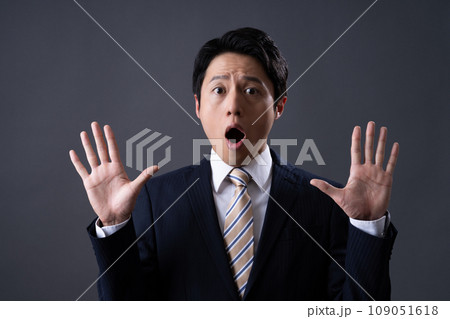 驚くミドルのビジネスマン 109051618