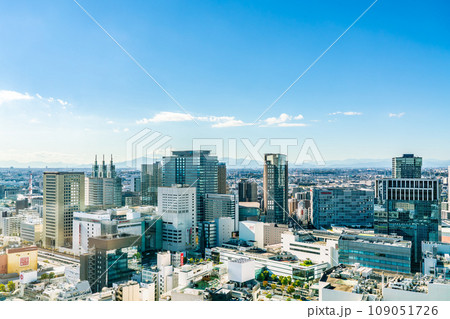 【神奈川県】晴天の川崎駅周辺の都市風景 109051726