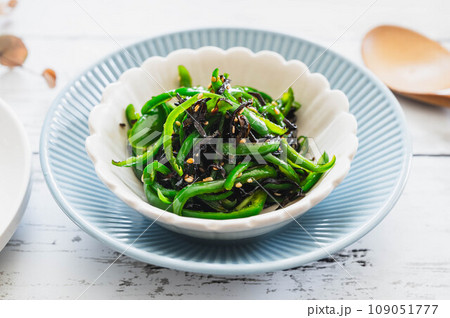 ピーマンと塩昆布炒め 109051777