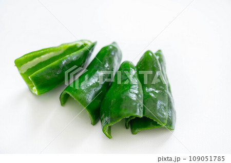 カットしたピーマン カットしたピーマン 109051785