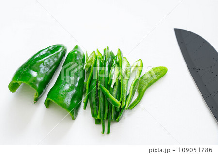 千切りするピーマン 千切りするピーマン 109051786