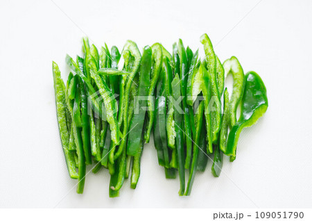 千切りピーマン 109051790