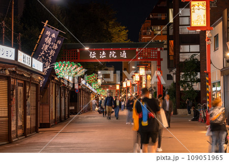 《東京都》浅草・夜の伝法院通り 109051965