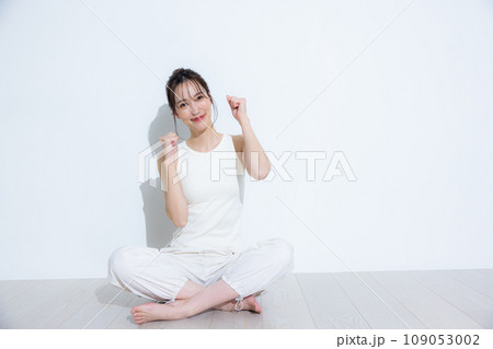 スポーツウェアの女性 109053002