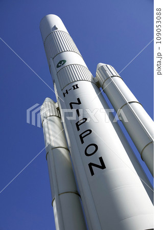 青空とH-2ロケットの実物大模型 109053088