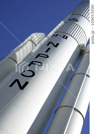 青空とH-2ロケットの実物大模型 109053090