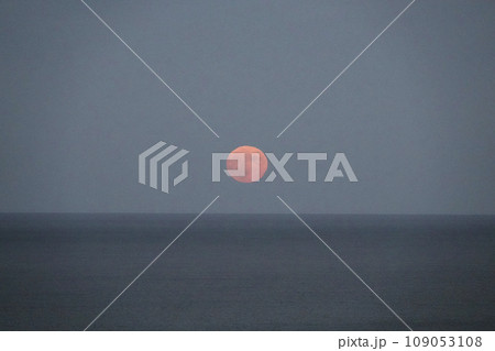 三陸沖の水平線に浮かぶ九月の満月 109053108