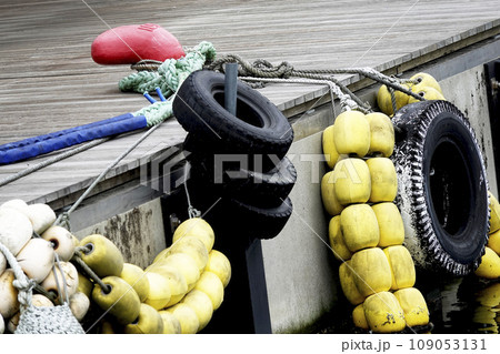 護岸に設置されたタイヤ、ブイの防舷材 109053131