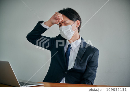 頭が痛くておでこに手を当てる若い男性会社員 頭が痛くておでこに手を当てる若い男性会社員 109053151