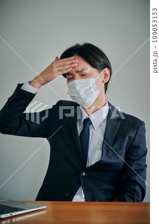 頭が痛くておでこに手を当てる若い男性会社員 頭が痛くておでこに手を当てる若い男性会社員 109053153