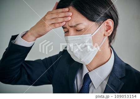 頭が痛くておでこに手を当てる若い男性会社員 頭が痛くておでこに手を当てる若い男性会社員 109053154