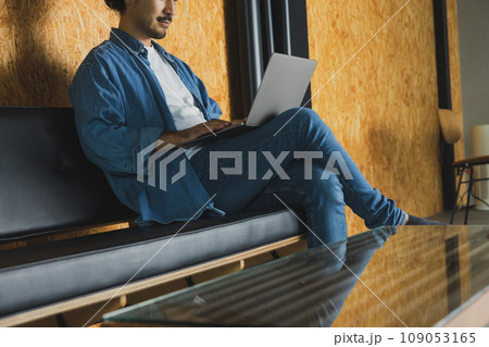 シェアオフィスで仕事をする男性 109053165