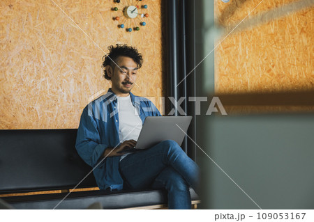 シェアオフィスで仕事をする男性 109053167