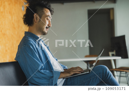 シェアオフィスで仕事をする男性 109053171