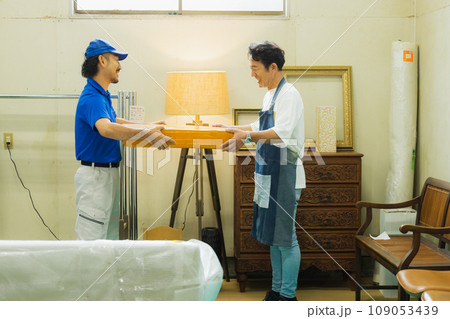 荷物を運ぶ配送スタッフ 荷物を運ぶ配送スタッフ 109053439