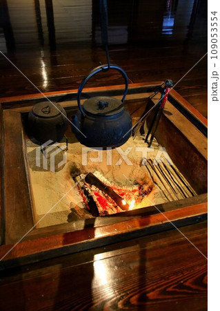 江戸時代の暮しぶりを今に伝える… 古民家の『囲炉裏』 109053554