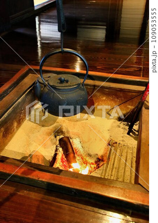 江戸時代の暮しぶりを今に伝える… 古民家の『囲炉裏』 109053555