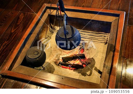 江戸時代の暮しぶりを今に伝える… 古民家の『囲炉裏』 江戸時代の暮しぶりを今に伝える… 古民家の『囲炉裏』 109053556