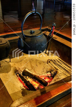 江戸時代の暮しぶりを今に伝える… 古民家の『囲炉裏』 江戸時代の暮しぶりを今に伝える… 古民家の『囲炉裏』 109053559