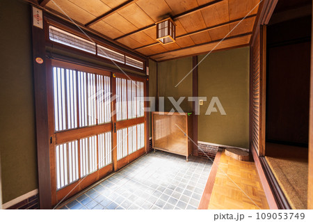 和風の広い玄関 109053749