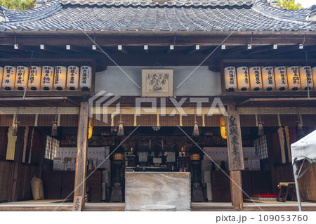 京都　秋の赤山禅院　拝殿 109053760