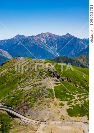 長野県の乗鞍岳の観光登山　富士見岳の頂上からの眺め 109053781