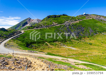 長野県の乗鞍岳の観光登山　剣ヶ峰と摩利支天岳 109053794