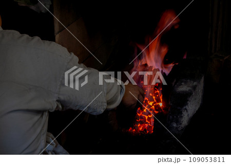 あらゆる伝統工芸に必需道具である刃物を鍛えている鍛冶屋の職人を撮影 109053811