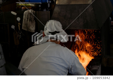 あらゆる伝統工芸に必需道具である刃物を鍛えている鍛冶屋の職人を撮影 あらゆる伝統工芸に必需道具である刃物を鍛えている鍛冶屋の職人を撮影 109053842