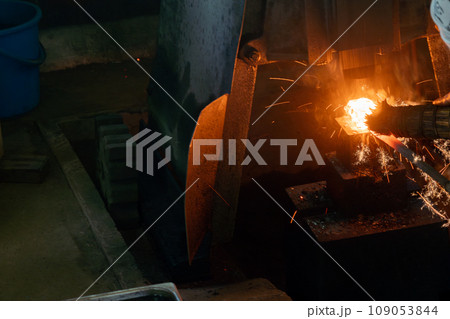あらゆる伝統工芸に必需道具である刃物を鍛えている鍛冶屋の職人を撮影 あらゆる伝統工芸に必需道具である刃物を鍛えている鍛冶屋の職人を撮影 109053844