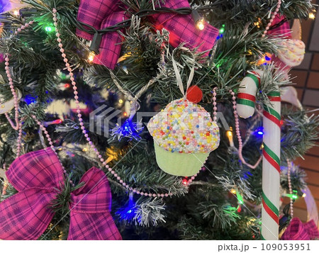 クリスマスツリーに飾られたオーナメント クリスマスツリーに飾られたオーナメント 109053951