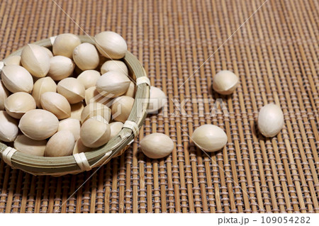 かごに入ったギンナン 109054282