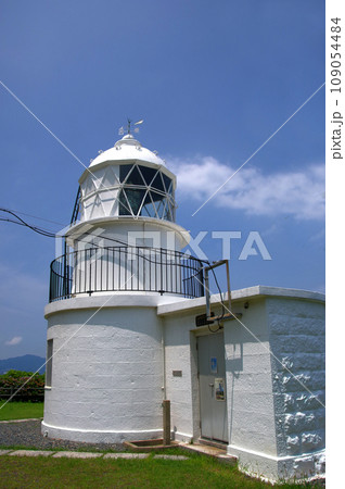 北九州市の重要文化財の白い部埼灯台と青い周防灘 109054484