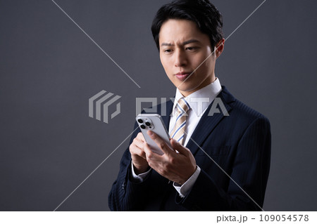 スマホ見るミドルのビジネスマン スマホ見るミドルのビジネスマン 109054578