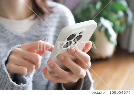 スマホを使う女性の手元 スマホを使う女性の手元 109054674