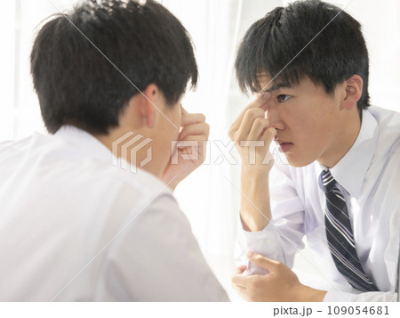 自宅の鏡で眉毛を気にする中学生の男の子 自宅の鏡で眉毛を気にする中学生の男の子 109054681