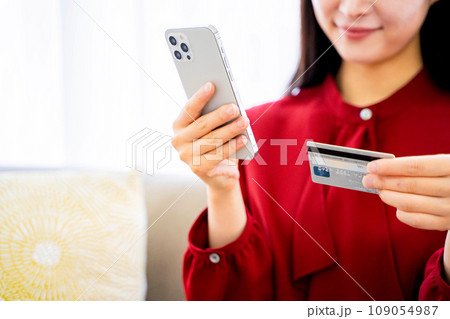 スマホで買い物をする若い女性 スマホで買い物をする若い女性 109054987