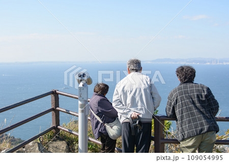 鋸山ロープウェー山頂駅の展望台から海を眺める人 109054995