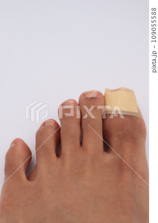 絆創膏を貼った足 109055588