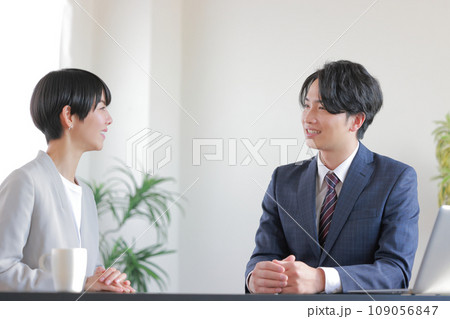 1on1_穏やかに話す女性と上司1 109056847