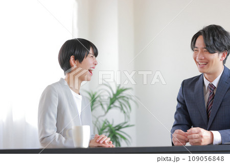 1on1_大笑いする女性と上司1 1on1_大笑いする女性と上司1 109056848