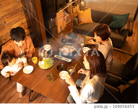 三世代家族の食卓／鍋料理で団欒（俯瞰） 109056855