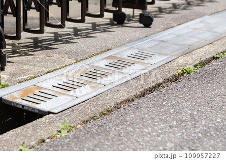 道の溝のグレーチング 109057227