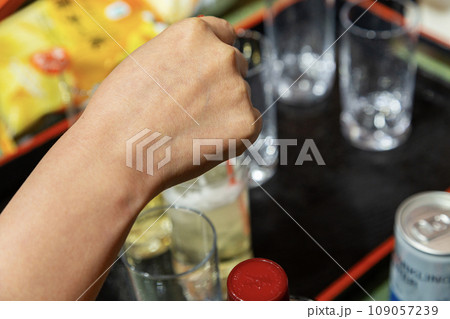 ハイボールをつくる女性の手元 109057239